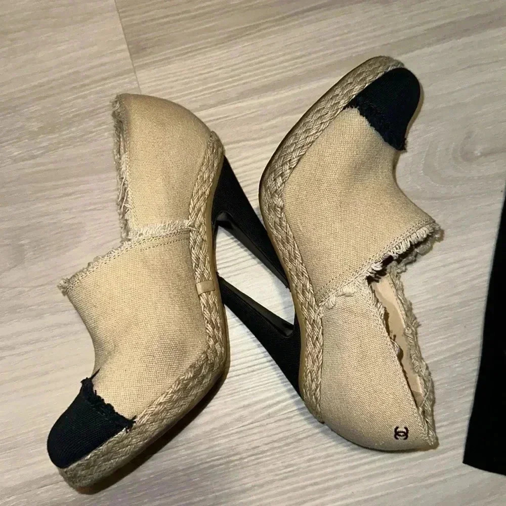 CHANEL SZ 9 1/2 Beige / Black Bootie heels shoes - Picture 4 of 11